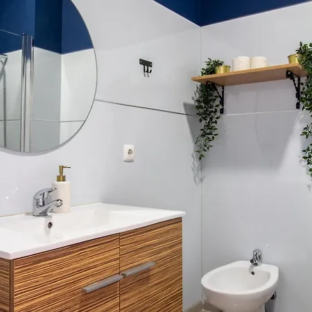 Lovelystay - Aurora Heights Apartman